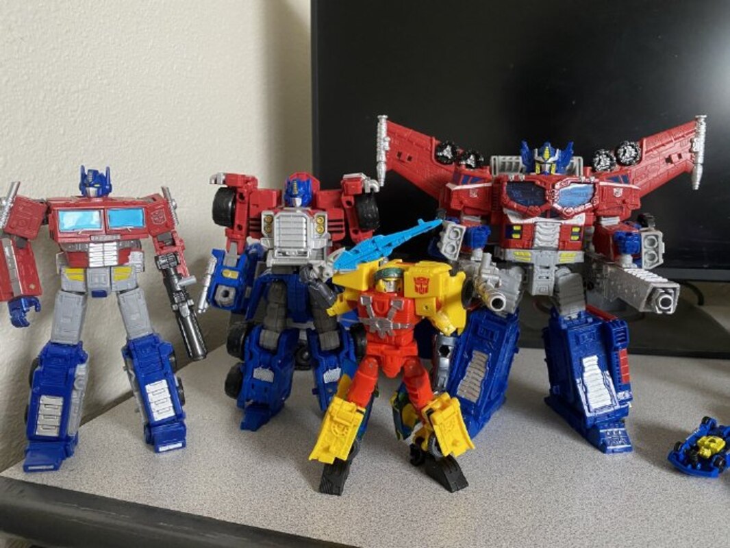 Legacy Evolution Armada Optimus Prime Super Mode In hand Image